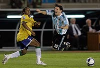 Brazil của Anderson (trái) và Argentina của Messi (18) là hai ứng cử viên hàng đầu cho chức vô địch bóng đá nam Olympic.